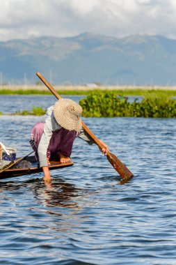 Inle Lake, Myanmar - 30 Ağustos 2016: Myanmar'ın Shan Eyaletinin Taunggyi İlçesi'nin Nyaungshwe İlçesi'nde bulunan bir tatlı su gölü olan Inle Sap'ın üzerinde bambu teknede bulunan tanımlanamayan Birmanyalı adam