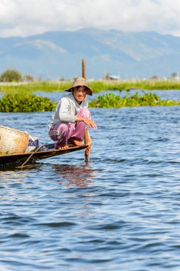 Inle Lake, Myanmar - 30 Ağustos 2016: Myanmar'ın Shan Eyaletinin Taunggyi İlçesi'nin Nyaungshwe İlçesi'nde bulunan bir tatlı su gölü olan Inle Sap'ın üzerinde bambu teknede bulunan tanımlanamayan Birmanyalı adam