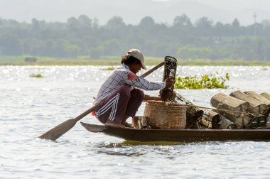 Inle Lake, Myanmar - 30 Ağustos 2016: Myanmar'ın Shan Eyaletinin Taunggyi İlçesi'nin Nyaungshwe İlçesi'nde bulunan bir tatlı su gölü olan Inle Sap'ın üzerinde bambu teknede bulunan tanımlanamayan Birmanyalı adam