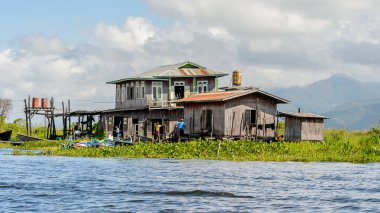 Inn Paw Khon, Myanmar - 30 Ağustos 2016: Inle Sap üzerinde Inpawkhon köyünde house, Shan State Taunggyi İlçesi Nyaungshwe İlçesi'nde bir tatlı su gölü, Myanmar