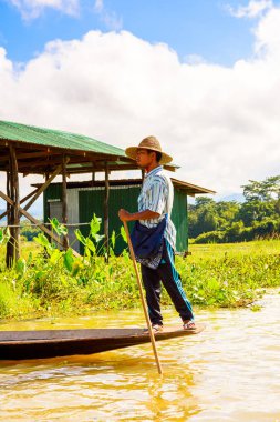 Inle Lake, Myanmar - 30 Ağustos 2016: Myanmar'ın Shan Eyaletinin Taunggyi İlçesi'nin Nyaungshwe İlçesi'nde bulunan bir tatlı su gölü olan Inle Sap'ın üzerinde bambu teknede bulunan tanımlanamayan Birmanyalı adam