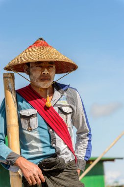 Inle Lake, Myanmar - 30 Ağustos 2016: Ahşap bir teknede tanımlanamayan Birmanyalı adam. Myanma halkının yüzde 68'i Bamar etnik grubuna mensandı