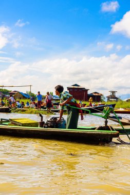 Inle Lake, Myanmar - 30 Ağustos 2016: Myanmar'ın Shan Eyaletinin Taunggyi İlçesi'nin Nyaungshwe İlçesi'nde bulunan bir tatlı su gölü olan Inle Sap'ın üzerinde bambu teknede bulunan tanımlanamayan Birmanyalı adam
