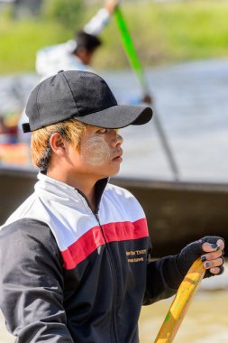 Inle Lake, Myanmar - 30 Ağustos 2016: Inle Gölü üzerinde ahşap bir teknede tanımlanamayan Birmanyalı çocuk. Myanma halkının yüzde 68'i Bamar etnik grubuna mensandı