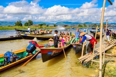 Inle Lake, Myanmar - 30 Ağustos 2016: Shan Eyaleti'nin Taunggyi İlçesi Nyaungshwe İlçesi'nde bulunan inle Sap üzerinde bambu tekneler, bir tatlı su gölü, Myanmar