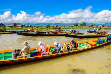 Inle Lake, Myanmar - 30 Ağustos 2016: Shan Eyaleti'nin Taunggyi İlçesi Nyaungshwe İlçesi'nde bulunan inle Sap üzerinde bambu tekneler, bir tatlı su gölü, Myanmar