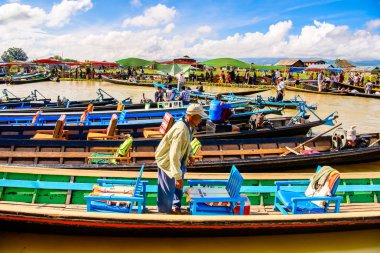 Inle Lake, Myanmar - 30 Ağustos 2016: Shan Eyaleti'nin Taunggyi İlçesi Nyaungshwe İlçesi'nde bulunan inle Sap üzerinde bambu tekneler, bir tatlı su gölü, Myanmar