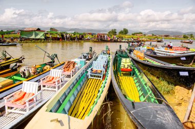 Inle Lake, Myanmar - 30 Ağustos 2016: Shan Eyaleti'nin Taunggyi İlçesi Nyaungshwe İlçesi'nde bulunan inle Sap üzerinde bambu tekneler, bir tatlı su gölü, Myanmar