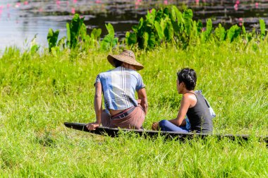 Inle Lake, Myanmar - 30 Ağustos 2016: Myanmar'ın Shan Eyaletinin Taunggyi İlçesi'nin Nyaungshwe İlçesi'nde bulunan bir tatlı su gölü olan Inle Sap'ın üzerinde bambu teknede bulunan tanımlanamayan Birmanyalı adam