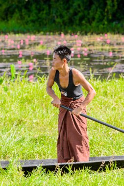 Inle Lake, Myanmar - 30 Ağustos 2016: Myanmar'ın Shan Eyaletinin Taunggyi İlçesi'nin Nyaungshwe İlçesi'nde bulunan bir tatlı su gölü olan Inle Sap'ın üzerinde bambu teknede bulunan tanımlanamayan Birmanyalı adam