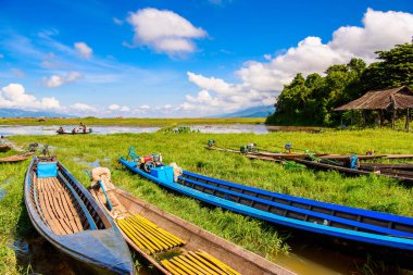 Inle Lake, Myanmar - 30 Ağustos 2016: Shan Eyaleti'nin Taunggyi İlçesi Nyaungshwe İlçesi'nde bulunan bir tatlı su gölü olan Inle Sap üzerinde tekneler,