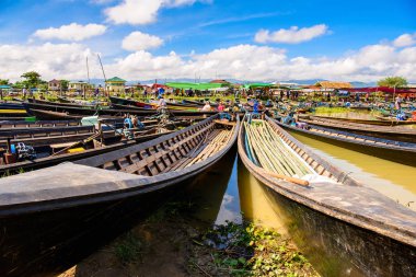 Inle Lake, Myanmar - 30 Ağustos 2016: Shan Eyaleti'nin Taunggyi İlçesi Nyaungshwe İlçesi'nde bulunan bir tatlı su gölü olan Inle Sap üzerinde tekneler,