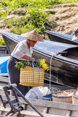 Inle Lake, Myanmar - 30 Ağustos 2016: Inle Gölü üzerinde ahşap bir teknede tanımlanamayan Birmanyalı kadın. Myanma halkının yüzde 68'i Bamar etnik grubuna mensandı
