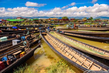Inle Lake, Myanmar - 30 Ağustos 2016: Shan Eyaleti'nin Taunggyi İlçesi Nyaungshwe İlçesi'nde bulunan bir tatlı su gölü olan Inle Sap üzerinde tekneler,