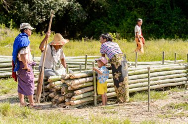 Inle Lake, Myanmar - 30 Ağustos 2016: Inle Sap üzerinde bir köyde tanımlanamayan Birmanya, Shan Eyaleti Taunggyi İlçesi Nyaungshwe İlçesi'nde bulunan bir tatlı su gölü, Myanmar