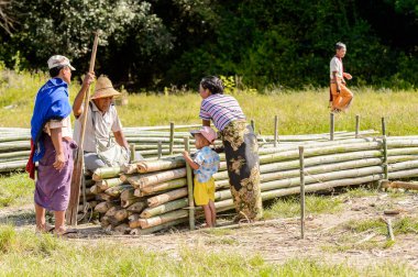 Inle Lake, Myanmar - 30 Ağustos 2016: Inle Sap üzerinde bir köyde tanımlanamayan Birmanya, Shan Eyaleti Taunggyi İlçesi Nyaungshwe İlçesi'nde bulunan bir tatlı su gölü, Myanmar