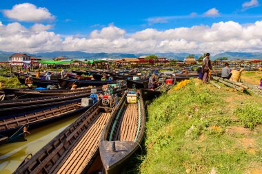 Inle Lake, Myanmar - 30 Ağustos 2016: Shan Eyaleti'nin Taunggyi İlçesi Nyaungshwe İlçesi'nde bulunan inle Sap üzerinde bambu tekneler, bir tatlı su gölü, Myanmar