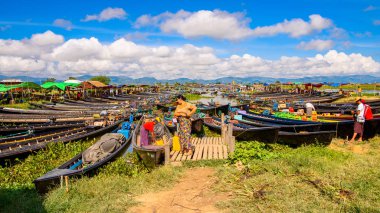 Inle Lake, Myanmar - 30 Ağustos 2016: Shan Eyaleti'nin Taunggyi İlçesi Nyaungshwe İlçesi'nde bulunan inle Sap üzerinde bambu tekneler, bir tatlı su gölü, Myanmar