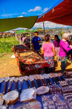 Inle Lake, Myanmar - 30 Ağustos 2016: Pazar yeri, Inle Sap, Shan Eyaleti'nin Taunggyi İlçesi Nyaungshwe İlçesi'nde bir tatlı su gölü, Myanmar