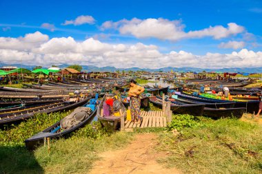 Inle Lake, Myanmar - 30 Ağustos 2016: Shan Eyaleti'nin Taunggyi İlçesi Nyaungshwe İlçesi'nde bulunan inle Sap üzerinde bambu tekneler, bir tatlı su gölü, Myanmar