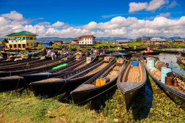 Inle Lake, Myanmar - 30 Ağustos 2016: Shan Eyaleti'nin Taunggyi İlçesi Nyaungshwe İlçesi'nde bulunan inle Sap üzerinde bambu tekneler, bir tatlı su gölü, Myanmar