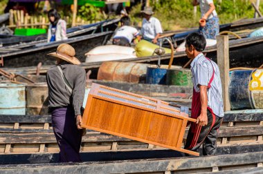 Inle Lake, Myanmar - Ağu 30, 2016: Tanımlanamayan Birmanya adam Inle Sap üzerinde bambu tekne de raf taşır, Shan Eyaleti Taunggyi İlçesi Nyaungshwe İlçesi bir tatlı su gölü, Myanmar