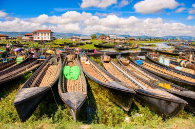 Inle Lake, Myanmar - 30 Ağustos 2016: Shan Eyaleti'nin Taunggyi İlçesi Nyaungshwe İlçesi'nde bulunan inle Sap üzerinde bambu tekneler, bir tatlı su gölü, Myanmar