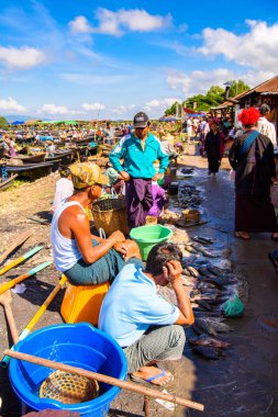 Inle Lake, Myanmar - 30 Ağustos 2016: Tanımlanamayan Birmanya lılar pazar yerinde çalışıyor, Inle Sap, Shan Eyaleti'nin Taunggyi İlçesi'nin Nyaungshwe İlçesi'nde bir tatlı su gölü, Myanmar