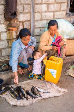 Inle Lake, Myanmar - Ağu 30, 2016: Tanımlanamayan Birmanya kadın pazar yerinde balık satıyor, Inle Sap, Shan State Taunggyi İlçesi Nyaungshwe İlçesi'nde bir tatlı su gölü, Myanmar
