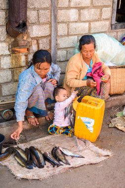 Inle Lake, Myanmar - Ağu 30, 2016: Tanımlanamayan Birmanya kadın pazar yerinde balık satıyor, Inle Sap, Shan State Taunggyi İlçesi Nyaungshwe İlçesi'nde bir tatlı su gölü, Myanmar