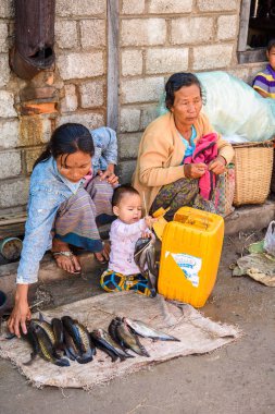 Inle Lake, Myanmar - Ağu 30, 2016: Tanımlanamayan Birmanya kadın pazar yerinde balık satıyor, Inle Sap, Shan State Taunggyi İlçesi Nyaungshwe İlçesi'nde bir tatlı su gölü, Myanmar