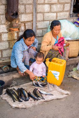 Inle Lake, Myanmar - Ağu 30, 2016: Tanımlanamayan Birmanya kadın pazar yerinde balık satıyor, Inle Sap, Shan State Taunggyi İlçesi Nyaungshwe İlçesi'nde bir tatlı su gölü, Myanmar