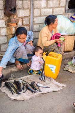 Inle Lake, Myanmar - Ağu 30, 2016: Tanımlanamayan Birmanya kadın pazar yerinde balık satıyor, Inle Sap, Shan State Taunggyi İlçesi Nyaungshwe İlçesi'nde bir tatlı su gölü, Myanmar