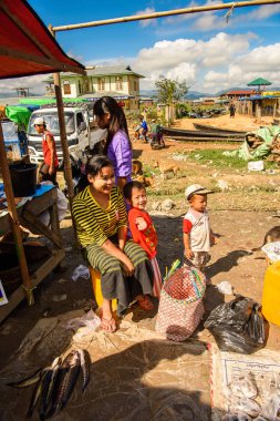 Inle Lake, Myanmar - 30 Ağustos 2016: Tanımlanamayan Birmanyalı kadın pazar yerinde çalışıyor, Inle Sap, Shan Eyaleti Taunggyi İlçesi Nyaungshwe İlçesi'nde bir tatlı su gölü, Myanmar