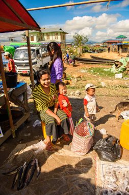 Inle Lake, Myanmar - 30 Ağustos 2016: Tanımlanamayan Birmanyalı kadın pazar yerinde çalışıyor, Inle Sap, Shan Eyaleti Taunggyi İlçesi Nyaungshwe İlçesi'nde bir tatlı su gölü, Myanmar