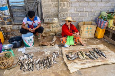 Inle Lake, Myanmar - 30 Ağustos 2016: Tanımlanamayan Birmanya lılar pazar yerinde çalışıyor, Inle Sap, Shan Eyaleti'nin Taunggyi İlçesi'nin Nyaungshwe İlçesi'nde bir tatlı su gölü, Myanmar