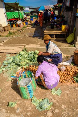 Inle Lake, Myanmar - 30 Ağustos 2016: Tanımlanamayan Birmanyalı kadın pazar yerinde çalışıyor, Inle Sap, Shan Eyaleti Taunggyi İlçesi Nyaungshwe İlçesi'nde bir tatlı su gölü, Myanmar