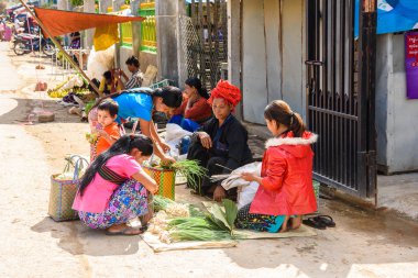 Inle Lake, Myanmar - 30 Ağustos 2016: Tanımlanamayan Birmanyalı kadın pazar yerinde çalışıyor, Inle Sap, Shan Eyaleti Taunggyi İlçesi Nyaungshwe İlçesi'nde bir tatlı su gölü, Myanmar