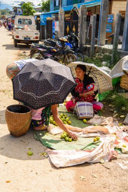 Inle Lake, Myanmar - 30 Ağustos 2016: Tanımlanamayan Birmanyalı kadın pazar yerinde çalışıyor, Inle Sap, Shan Eyaleti Taunggyi İlçesi Nyaungshwe İlçesi'nde bir tatlı su gölü, Myanmar