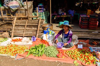 Inle Lake, Myanmar - 30 Ağustos 2016: Tanımlanamayan Birmanyalı kadın pazar yerinde çalışıyor, Inle Sap, Shan Eyaleti Taunggyi İlçesi Nyaungshwe İlçesi'nde bir tatlı su gölü, Myanmar