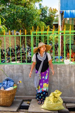 Inle Lake, Myanmar - 30 Ağustos 2016: Tanımlanamayan Birmanyalı kadın pazar yerinde çalışıyor, Inle Sap, Shan Eyaleti Taunggyi İlçesi Nyaungshwe İlçesi'nde bir tatlı su gölü, Myanmar