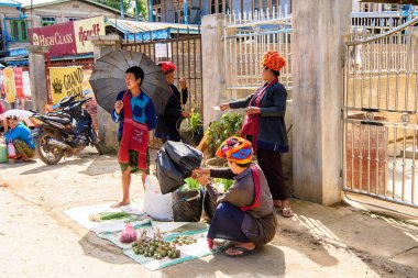 Inle Lake, Myanmar - 30 Ağustos 2016: Tanımlanamayan Birmanyalı kadın pazar yerinde çalışıyor, Inle Sap, Shan Eyaleti Taunggyi İlçesi Nyaungshwe İlçesi'nde bir tatlı su gölü, Myanmar