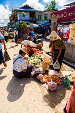 Inle Lake, Myanmar - 30 Ağustos 2016: Tanımlanamayan Birmanyalı kadın pazar yerinde çalışıyor, Inle Sap, Shan Eyaleti Taunggyi İlçesi Nyaungshwe İlçesi'nde bir tatlı su gölü, Myanmar