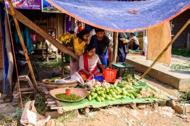 Inle Lake, Myanmar - 30 Ağustos 2016: Tanımlanamayan Birmanyalı kadın pazar yerinde çalışıyor, Inle Sap, Shan Eyaleti Taunggyi İlçesi Nyaungshwe İlçesi'nde bir tatlı su gölü, Myanmar