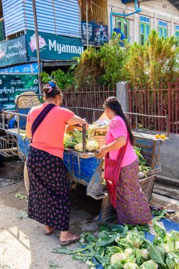 Inle Lake, Myanmar - 30 Ağustos 2016: Tanımlanamayan Birmanyalı kadın pazar yerinde çalışıyor, Inle Sap, Shan Eyaleti Taunggyi İlçesi Nyaungshwe İlçesi'nde bir tatlı su gölü, Myanmar