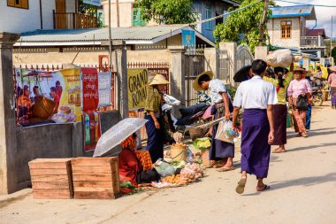 Inle Lake, Myanmar - 30 Ağustos 2016: Tanımlanamayan Birmanyalı kadın pazar yerinde çalışıyor, Inle Sap, Shan Eyaleti Taunggyi İlçesi Nyaungshwe İlçesi'nde bir tatlı su gölü, Myanmar