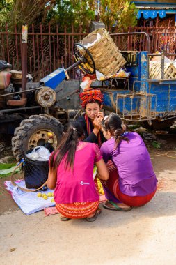 Inle Lake, Myanmar - 30 Ağustos 2016: Tanımlanamayan Birmanyalı kadın pazar yerinde çalışıyor, Inle Sap, Shan Eyaleti Taunggyi İlçesi Nyaungshwe İlçesi'nde bir tatlı su gölü, Myanmar