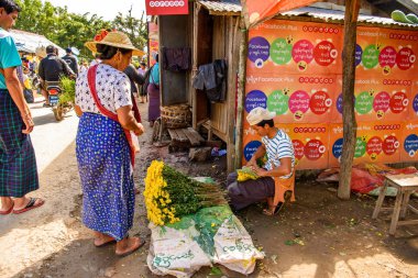 Inle Lake, Myanmar - 30 Ağustos 2016: Tanımlanamayan Birmanya lılar pazar yerinde çalışıyor, Inle Sap, Shan Eyaleti'nin Taunggyi İlçesi'nin Nyaungshwe İlçesi'nde bir tatlı su gölü, Myanmar