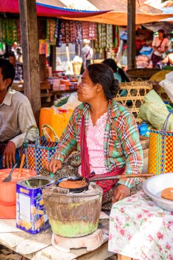 Inle Lake, Myanmar - 30 Ağustos 2016: Tanımlanamayan Birmanyalı kadın pazar yerinde çalışıyor, Inle Sap, Shan Eyaleti Taunggyi İlçesi Nyaungshwe İlçesi'nde bir tatlı su gölü, Myanmar