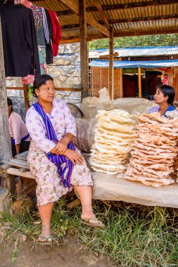 Inle Lake, Myanmar - 30 Ağustos 2016: Tanımlanamayan Birmanyalı kadın pazar yerinde çalışıyor, Inle Sap, Shan Eyaleti Taunggyi İlçesi Nyaungshwe İlçesi'nde bir tatlı su gölü, Myanmar